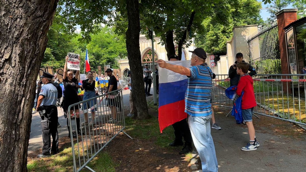 Odpůrci a podporovatelé Ruska se sešli u ambasády v Praze